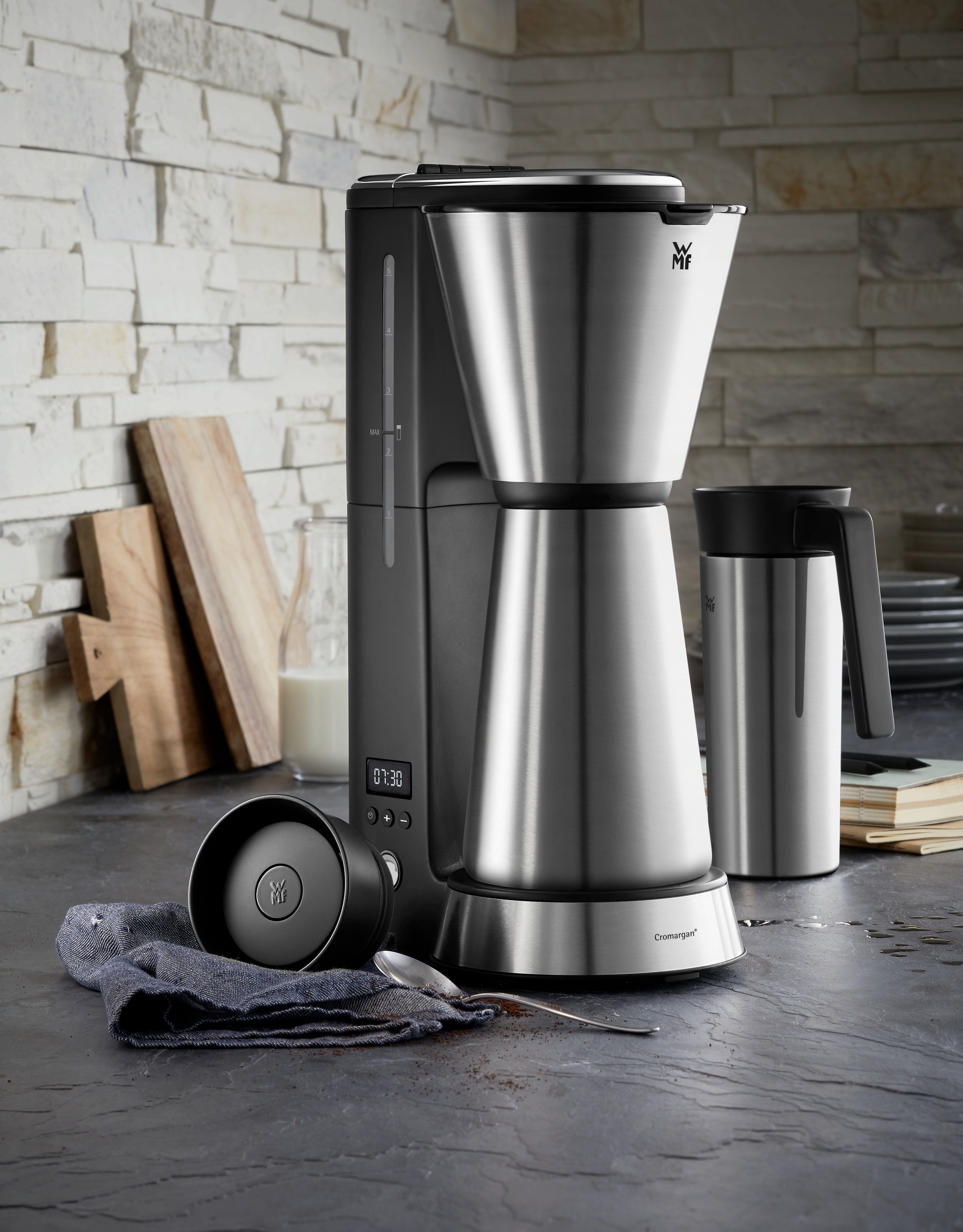 Kompakt ve akıllı: Filtre kahvenizi evinizde taze demleyin ve yanınızda taşıyın.